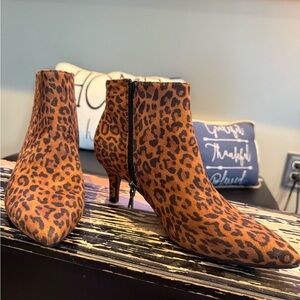 Aerosoles women’s Edith bootie
Size 8
Color: Camel Leopard Faux Suede